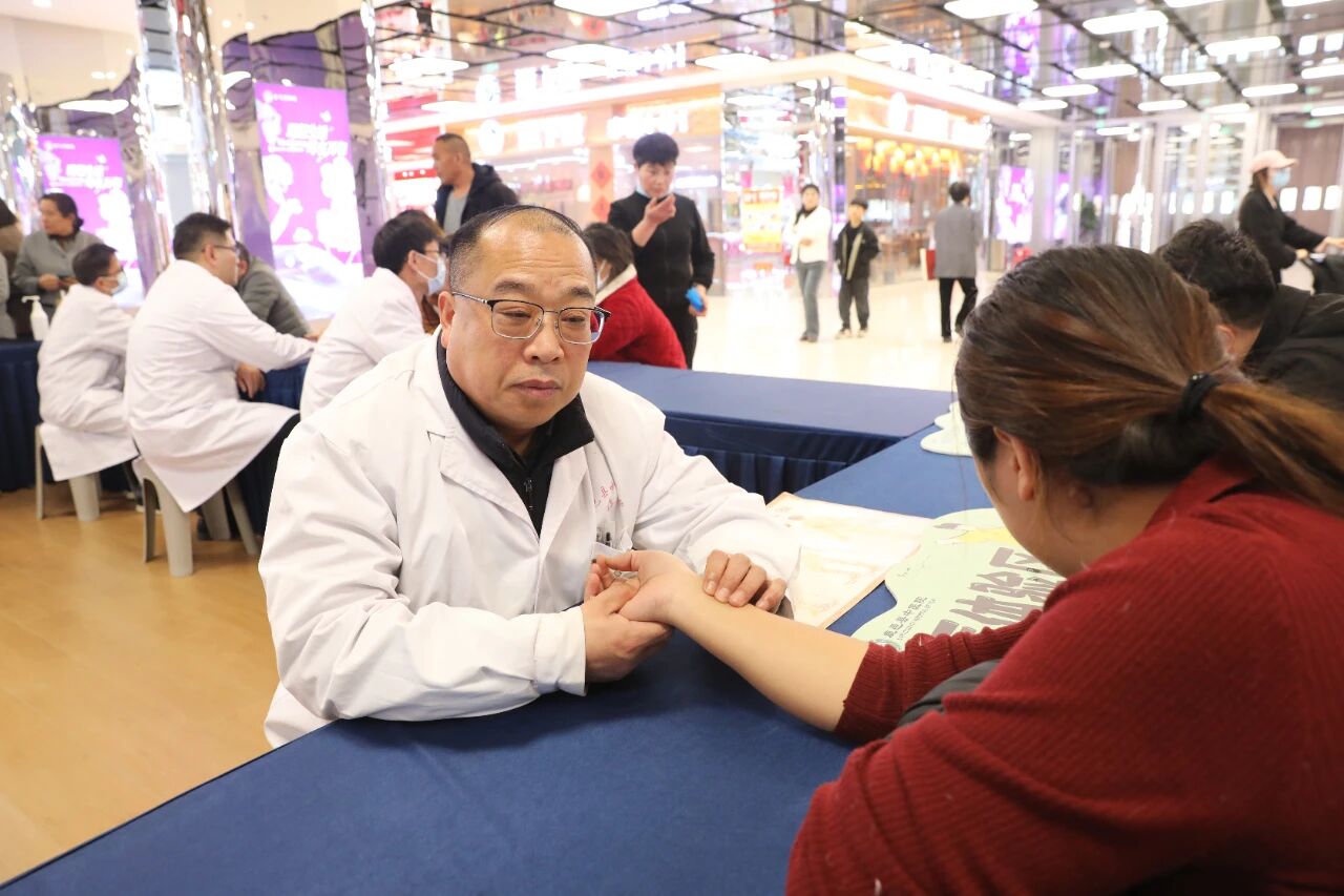 鹿邑县“中医夜市”周末再开张 便民服务点亮万和城夜晚