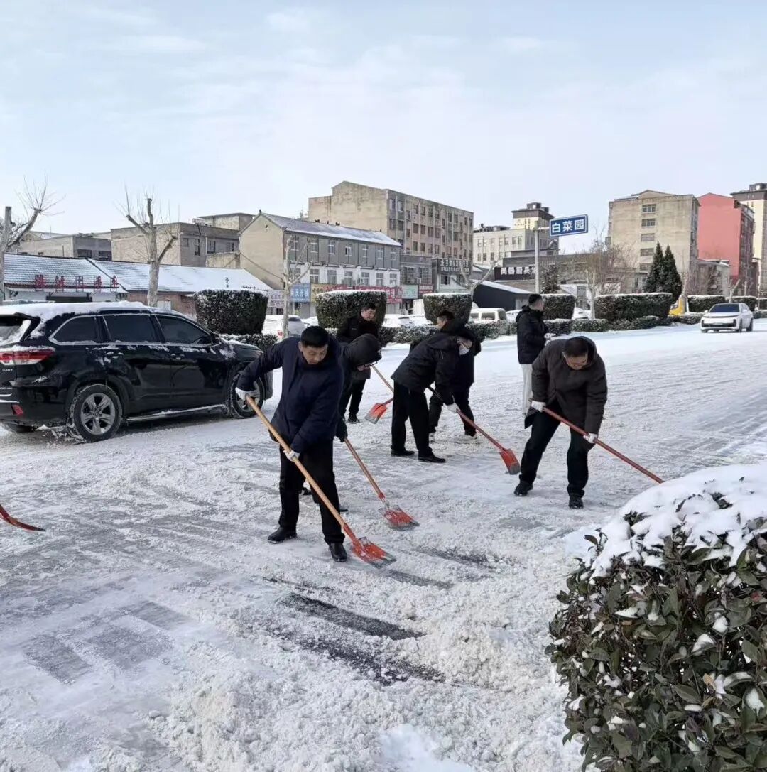 鹿邑县中医院党员干部冲锋在前 扫雪除冰护航“就医路”