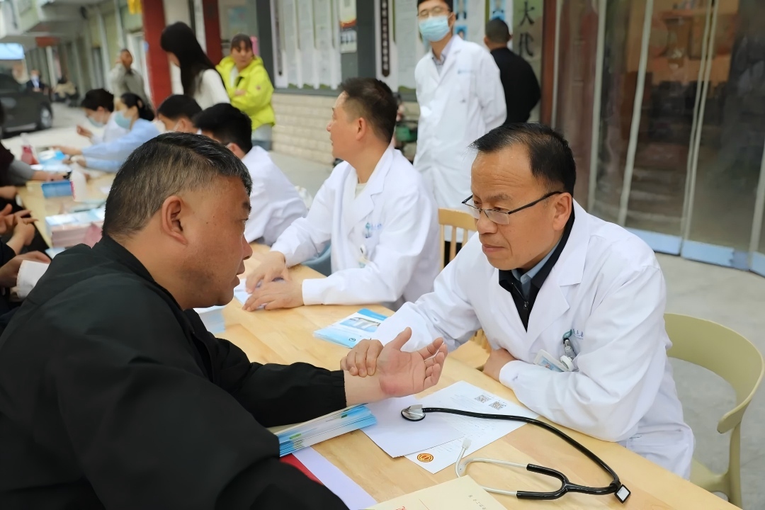 人大牵头送健康  家门口的“医”靠——鹿邑县中医院义诊活动暖人心